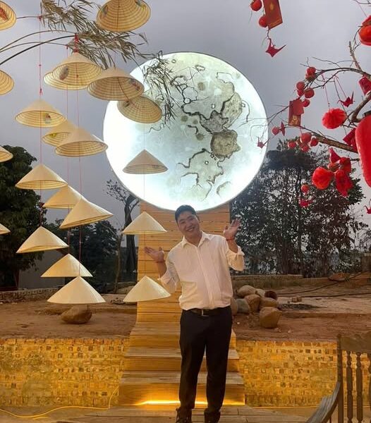 Ta đưa tay, người nắm lấy tay